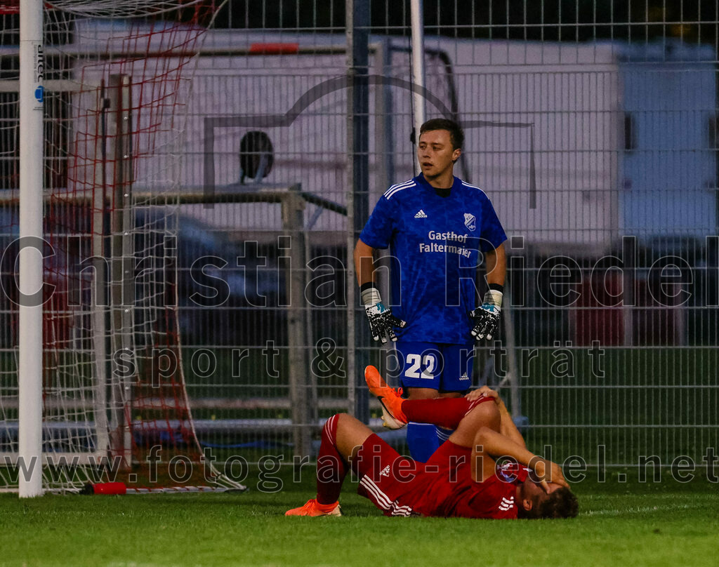 2023-08-01_049_FC_Finsing_gegen_SpVgg_Altenerding | Finsing, Deutschland, 01.08.2023:
Fußball, TOTO Pokal 2023 / 2024, 1. Spieltag, FC Finsing gegen SpVgg Altenerding, Endergebnis: 0:5

Torwart Tobias Forchhammer (FC Finsing, #22), Stefan Jell (FC Finsing, #5)

Foto: Christian Riedel / fotografie-riedel.net