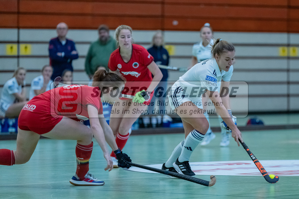 HK_20231217_107664 | 1. Bundesliga Damen Crefelder HC - Düsseldorfer HC  am 17.12.2023 Sporthalle Glockenspitz, Krefeld , Jule Hufer ( Crefelder HTC #13 ) , Mabel Brands ( Düsseldorfer HC #7 )