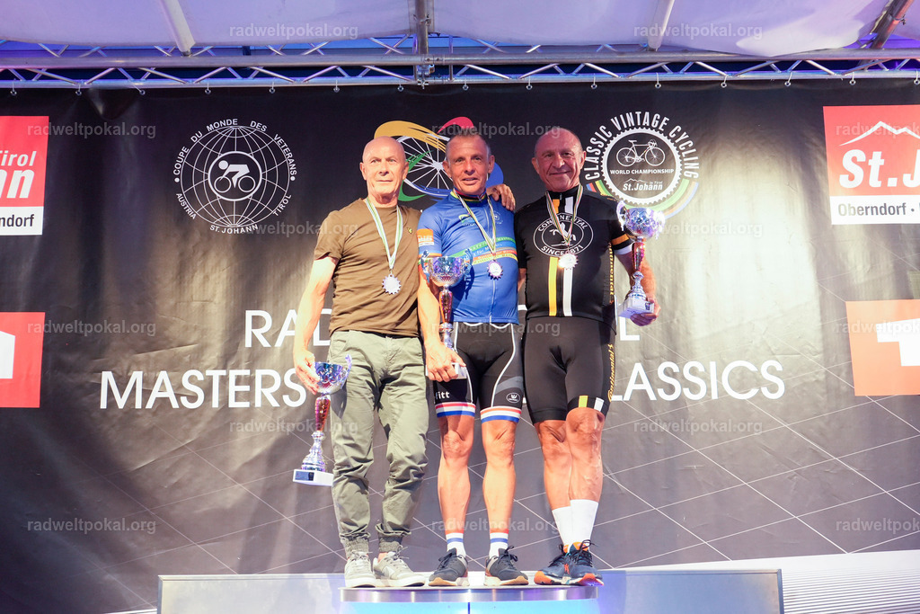 1307_20230817_Bewerb_Maenner_Muehlanger | AUT - OESTERREICH, 2023-08-16: SPORT RENNRAD-FAHREN - 55. INTERNATIONALER RADWELTPOKAL IN ST. JOHANN IN TIROL  - Vintage-Radrennen mit WM-Bronze-Medaillen-Siegerin Christina Schweinberger, den Teilnehmer und Alexander Baumann (vom Orginastions-Team) - TAG 2 BEWERB MAENNER IN SECHS GRUPPEN  ; Foto: Roland Muehlanger