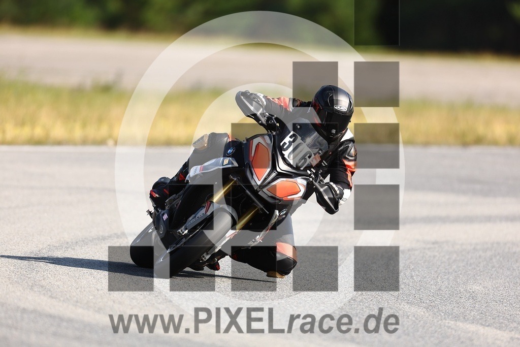 0306-20250714_01456 | Schöne Erinnerungen an spannende Momente - das festzuhalten ist unser Job. PIXELrace.de ist seit 2003 auf den Rennstrecken Europas unterwegs um die Action draußen beim Fahren und die wunderbare Stimmung imm Fahrerlager für euch einzufangen.