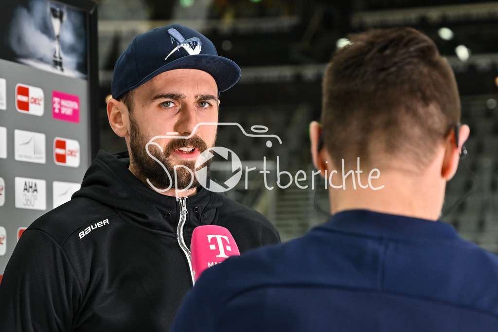 Augsburger Panther - Adler Mannheim | AUGSBURG, GERMANY - 28. DECEMBER: beim Interview von MagentaSport - Tobias FOHALER (Adler Mannheim 5) / Einzelfoto / Freisteller vor dem Match zwischen den Augsburger Panthern und den Adler Mannehim am 33. Spieltag der Penny DEL im Curt Frenzel Stadion
