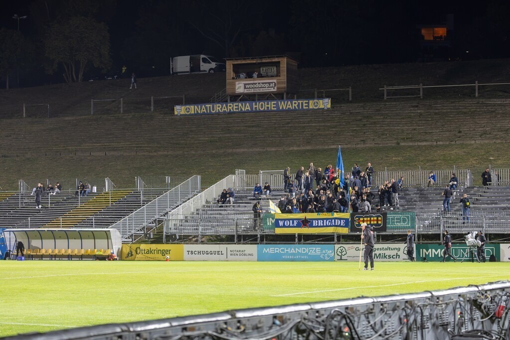 Impressionen der Naturarena Hohe Warte beim Heimspiel des First Vienna FC 1984 gegen SKN St. Pölten | Impressionen der Naturarena Hohe Warte beim Heimspiel des First Vienna FC 1984 gegen SKN St. Pölten / Blick auf die Gegengerade mit Fans von St. Pölten und der riesigen Naturtribüne - Realisiert mit Pictrs.com