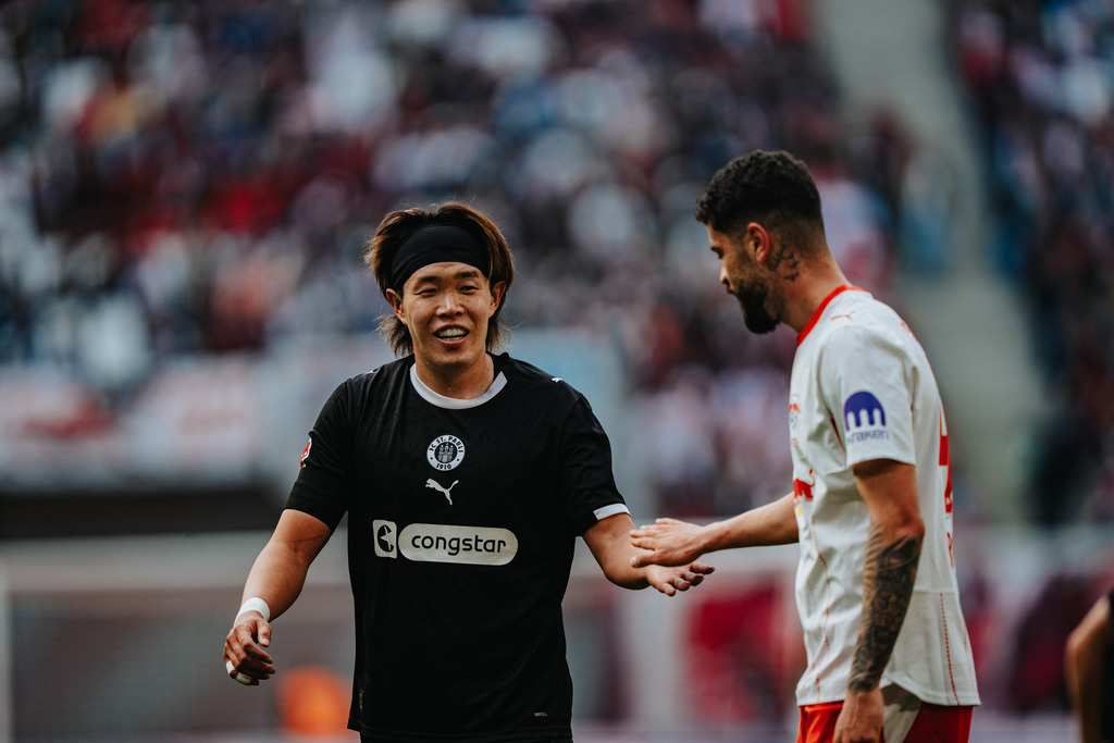 FCP01281 | Der offizielle Shop für FC St. Pauli Fotos. Wähle aus Spielszenen & Fanmomenten dein FCSP Wunschformat. Wir liefern Millerntor-Atmosphäre.