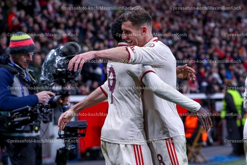 UCL11032502469 | 11.03.2025, Fußball, UEFA Champions League, Bayer 04 Leverkusen - FC Bayern München, Achtelfinale Rückspiel, BayArena, Saison 2024 2025: Torjubel nach dem 2:0 durch Torschütze Alphonso Davies (FC Bayern #19). Zusammen mit Leon Goretzka (FC Bayern #8)DFB regulations prohibit any use of photographs as image sequences and or quasi-video.