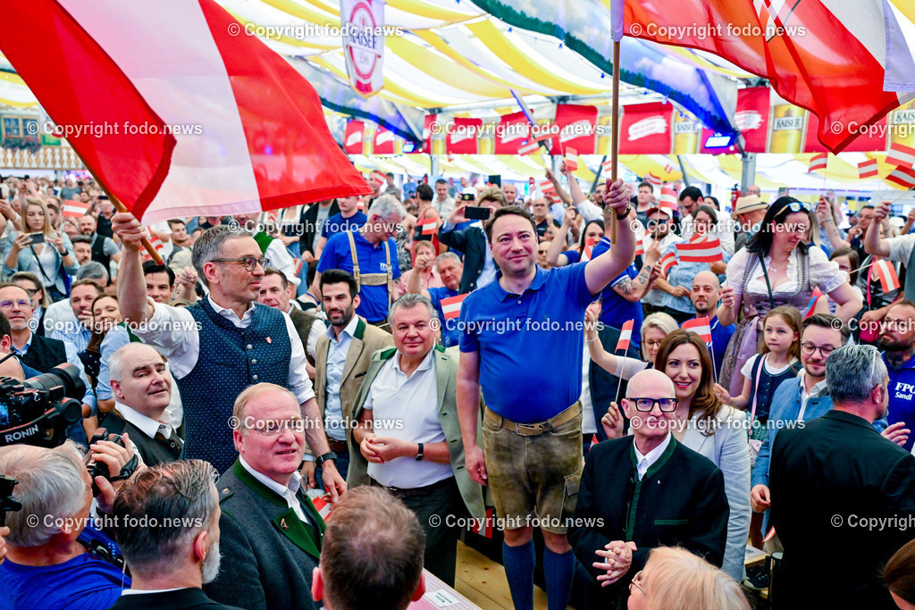 Urfahraner Jahrmarkt_ 1.Mai Kundgebung FPOE_ 01.05.2025-98 | 01.05.2025, Urfahraner Jahrmarkt, AUT, 1.Mai Kundgebung FPOE, im Bild Einzug von Manfred Haimbuchner (FP, Landeshauptmann Stellvertreter Ooe) und Herbert Kickl (FP, Bundesparteiobmann), Besucher im Bierzelt der 1.Mai Kundgebung FPOE