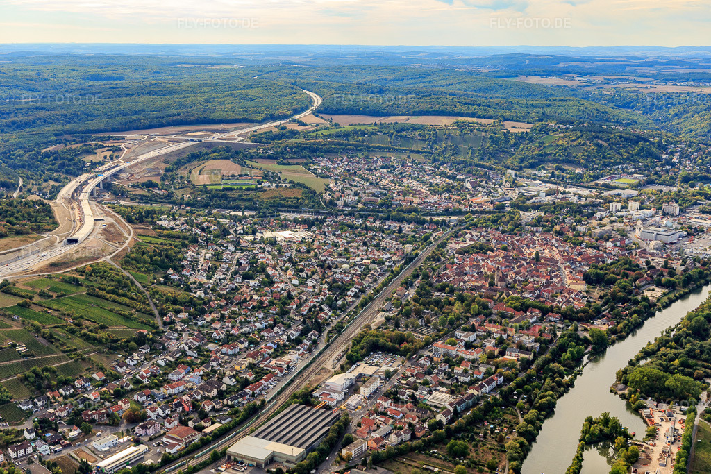 Luftbild: Ortsansicht mit Bahngeleisen unterhalb der Baustelle der A3 im Ortsteil Heidingsfeld in Würzburg im Bundesland Bayern in Deutschland. Foto: IMG_111346.jpg vom 09.09.2018 durch Werner Riehm/FLY-FOTO.de