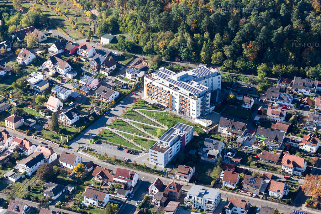 Luftbild: SenVital Senioren- und Pflegezentrum Dahn Dreiburgenblick in Dahn im Bundesland Rheinland-Pfalz in Deutschland. Foto: IMG_103973.jpg vom 14.10.2017 durch Werner Riehm/FLY-FOTO.deSenVital Senioren- und Pflegezentrum Dahn Dreiburgenblick