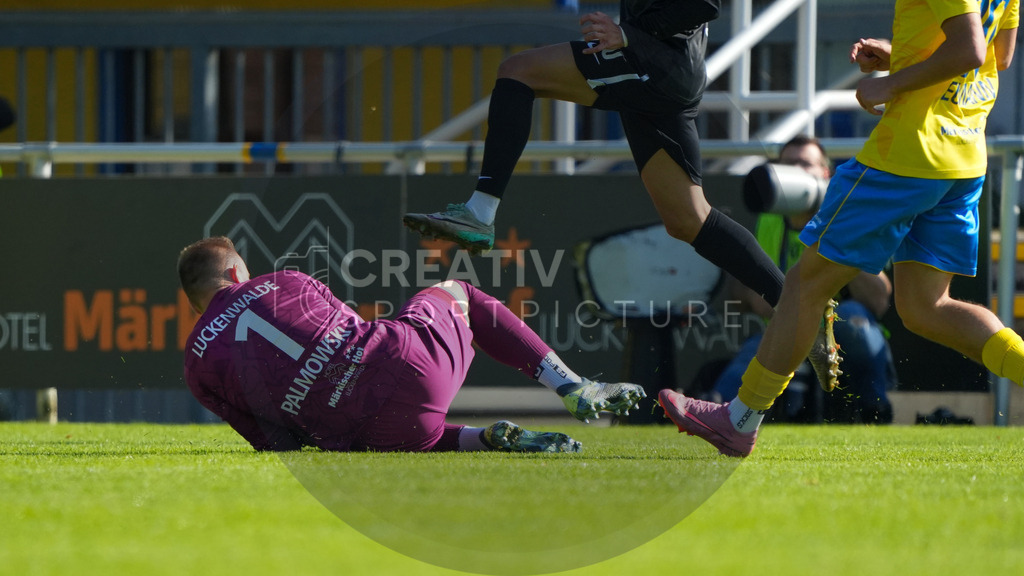 Fußball, Herren, Saison 2025/2026, Regionalliga Nordost, 10. Spieltag, FSV 63 Luckenwalde vs. BSG Chemie Leipzig, Samstag 27.09.2025, Werner-Seelenbinder-Stadion Luckenwalde, | Fußball, Herren, Saison 2025/2026, Regionalliga Nordost, 10. Spieltag, FSV 63 Luckenwalde vs. BSG Chemie Leipzig, Samstag 27.09.2025, Werner-Seelenbinder-Stadion Luckenwalde, Im Bild: Florian Palmowski (Luckenwalde) - Realisiert mit Pictrs.com