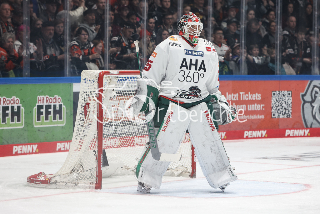 Löwen Frankfurt - Augsburger Panther | Markus KELLER (AEV #35) in Aktion / Freisteller / Einzelfoto