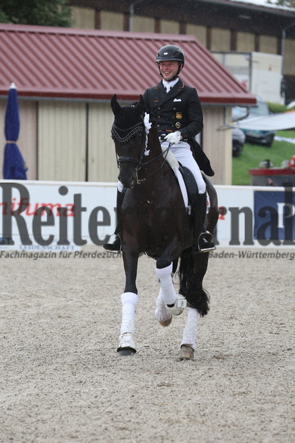 Birkhof_2023_Prfg.Nr.04_Dressur_Kl.S_Louisdor-Preis_Siegerehrung_Prfg.Nr.04_ (40) | Alle Fotos der Reiterjournal Fotografin Doris Matthaes im Reiterjournal Online-Fotoshop. - Realisiert mit Pictrs.com