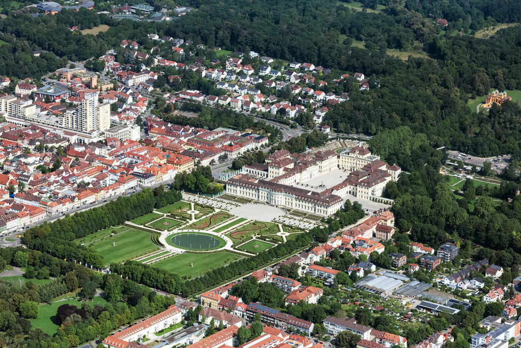 dr__0069421.jpg | LUDWIGSBURG 23.07.2021 Parkanlage am Residenzschloss Ludwigsburg an der Schlossstraße in Ludwigsburg im Bundesland Baden-Württemberg, Deutschland. // Park of Residenzschloss Ludwigsburg Schlossstrasse in Ludwigsburg in the state Baden-Wurttemberg, Germany. Foto: Daniel Reiter