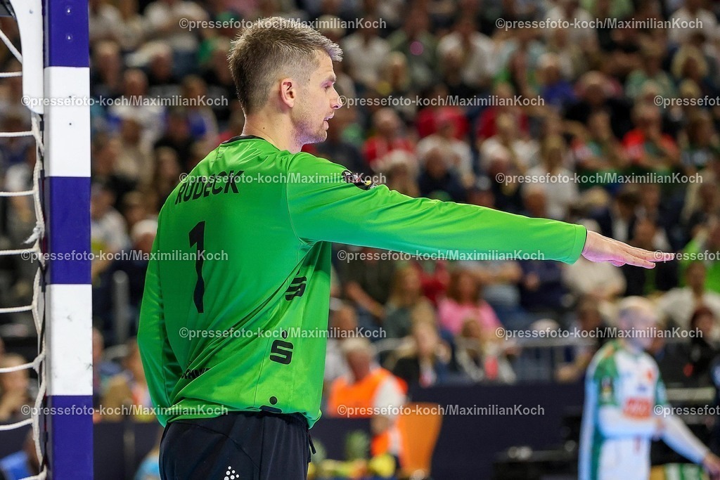 xSSCx18042602017 | 18.04.2026, xsscx, Handball, DHB-Pokal Lidl Final4, Halbfinale, Bergischer HC - SC Magdeburg, Saison 2025 / 2026 Herren, Lanxess Arena, Köln: Christopher Rudeck (Bergischer HC #01) dirigiert seine Mannschaft Photo: xSandraxScherningxPressefotoKochx