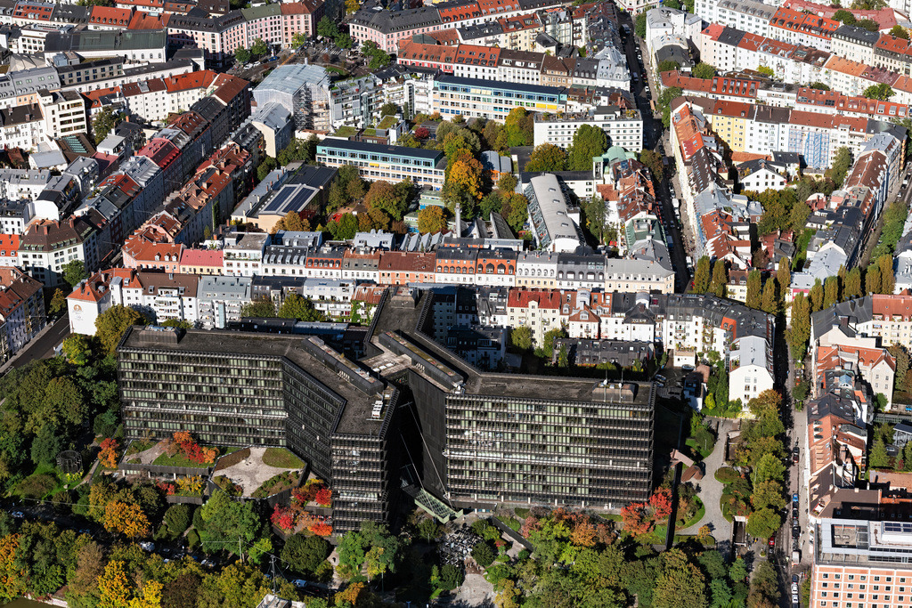 dr__0054055.jpg | MüNCHEN 07.10.2024 Hauptgebäude des Europäischen Patentamts EPA in München im Bundesland Bayern. Das Hochhaus am Bob-van-Benthem-Platz wird auch Isargebäude genannt. Das EPA ist Organ der Europäischen Patentorganisation EPO. Weiterführende Informationen bei: Europäisches Patentamt. // Main building of the European Patent Office EPA in Munich in the state of Bavaria. The high-rise building at Bob-van-Benthem-Platz is also called Isargebaeude. Further information at: Europaeisches Patentamt. Foto: Daniel Reiter