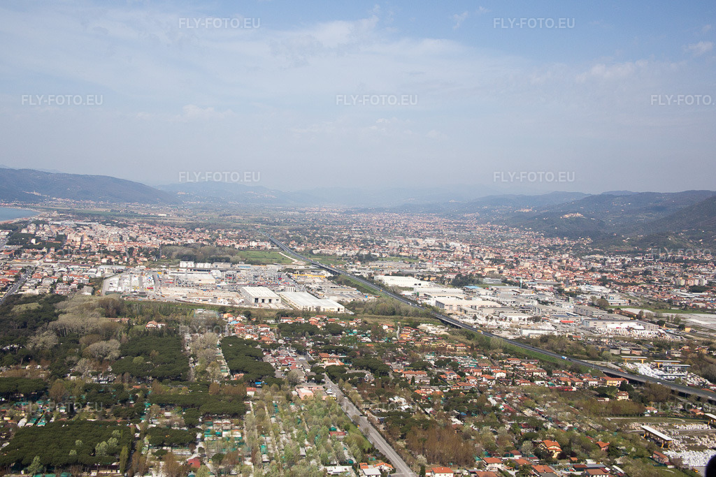 Vue aérienne: Vue de la ville à Avenza dans le département Toscane, Italie. Photo: IMG_087187.jpg prise le 04/04/2016 par Werner Riehm/FLY-FOTO.eu – Résolution de l'original: 5472 x 3648 px
