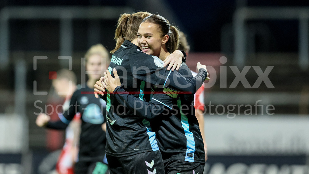 Fussball, DFB-Pokal Frauen, SC Fortuna Köln - SV Werder Bremen | v.li.: Reena Wichmann (SV Werder Bremen, 6) und Torschützin Maja Sternad (SV Werder Bremen, 11) mit Torjubel, Jubel, jubeln, jubelt, optimistisch, Spielszene, Highlight, Freude über das Tor zum 0:1, DIE DFB-RICHTLINIEN UNTERSAGEN JEGLICHE NUTZUNG VON FOTOS ALS SEQUENZBILDER UND/ODER VIDEOÄHNLICHE FOTOSTRECKEN. DFB REGULATIONS PROHIBIT ANY USE OF PHOTOGRAPHS AS IMAGE SEQUENCES AND/OR QUASI-VIDEO.