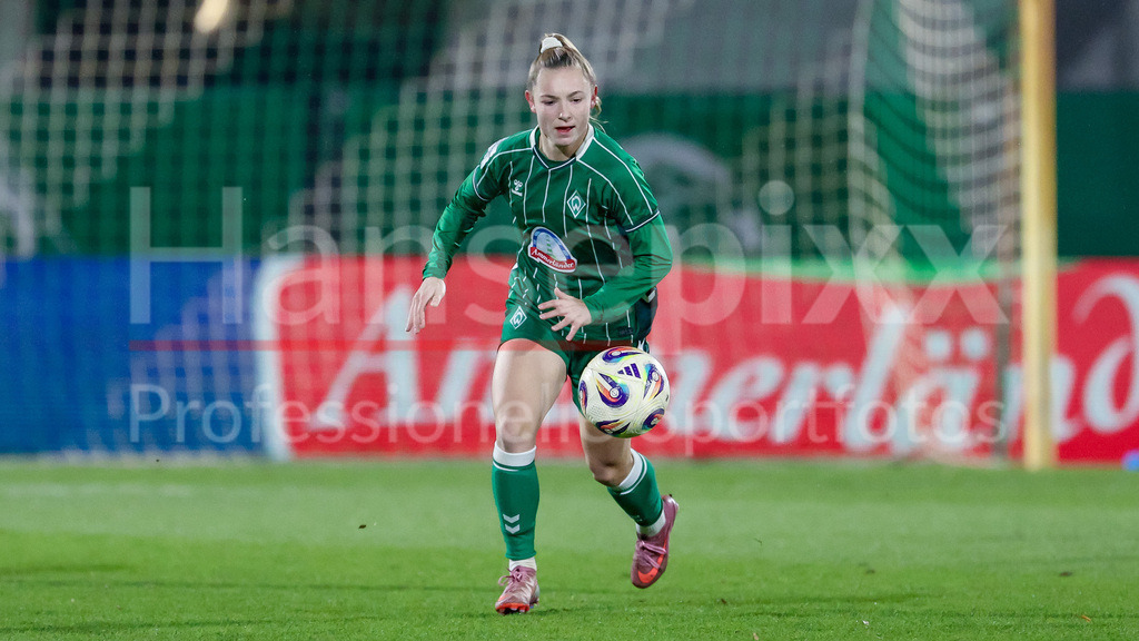 Fussball, Google Pixel Frauen-Bundesliga, SV Werder Bremen - 1. FC Köln | Michelle Weiß (SV Werder Bremen, 15) am Ball, Freisteller, Einzelbild, Ganzkörper, Aktion, Action, Spielszene, DIE DFB-RICHTLINIEN UNTERSAGEN JEGLICHE NUTZUNG VON FOTOS ALS SEQUENZBILDER UND/ODER VIDEOÄHNLICHE FOTOSTRECKEN. DFB REGULATIONS PROHIBIT ANY USE OF PHOTOGRAPHS AS IMAGE SEQUENCES AND/OR QUASI-VIDEO.