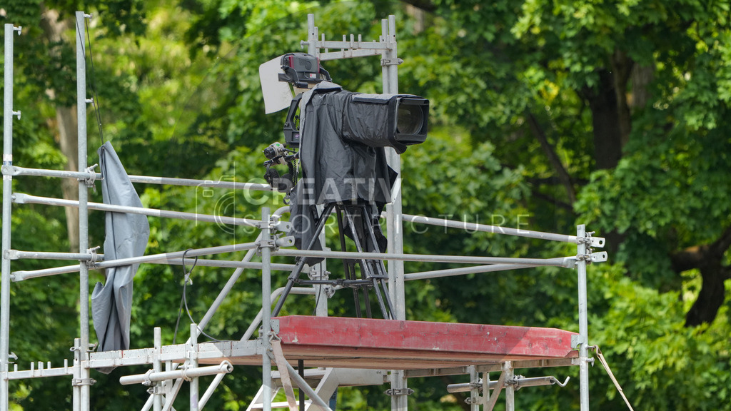 Fußball, Herren, Saison 2024/2025, Finaltag der Amateure 2025, Landespokal Brandenburg, Finale, VfB 1921 Krieschow vs. RSV Eintracht 1949, Samstag 24.05.2025, Volksparkstadion Neuruppin, | Fußball, Herren, Saison 2024/2025, Finaltag der Amateure 2025, Landespokal Brandenburg, Finale, VfB 1921 Krieschow vs. RSV Eintracht 1949, Samstag 24.05.2025, Volksparkstadion Neuruppin, Im Bild: Eine Kamera steht bereit für die große Finaltag der Amateure übertragung in der ARD - Realisiert mit Pictrs.com
