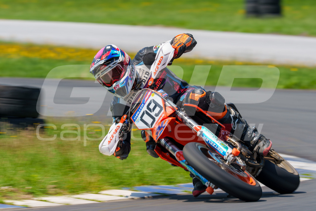 G-Cup + Supermoto Staatsmeisterschaft + Hungarian Supermoto Championship | GRIPcapture steht für authentische Sportfotografie in Österreich – für Momente, die mehr sind als Geschwindigkeit oder Ergebnis. Es geht um Emotion, Spannung, Fokus und den Augenblick, der oft nur einen Wimpernschlag dauert.Ob Motorsport, Teamsport oder 