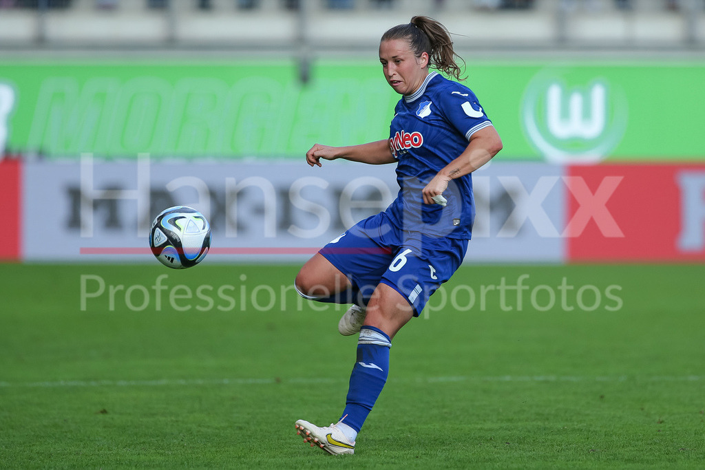 Fussball, Google Pixel Frauen-Bundesliga, VfL Wolfsburg - TSG 1899 Hoffenheim | v.li.: Michaela Specht (TSG 1899 Hoffenheim, 6) am Ball, Freisteller, Einzelbild, Ganzkörper, Aktion, Action, Spielszene, DIE DFB-RICHTLINIEN UNTERSAGEN JEGLICHE NUTZUNG VON FOTOS ALS SEQUENZBILDER UND/ODER VIDEOÄHNLICHE FOTOSTRECKEN. DFB REGULATIONS PROHIBIT ANY USE OF PHOTOGRAPHS AS IMAGE SEQUENCES AND/OR QUASI-VIDEO.