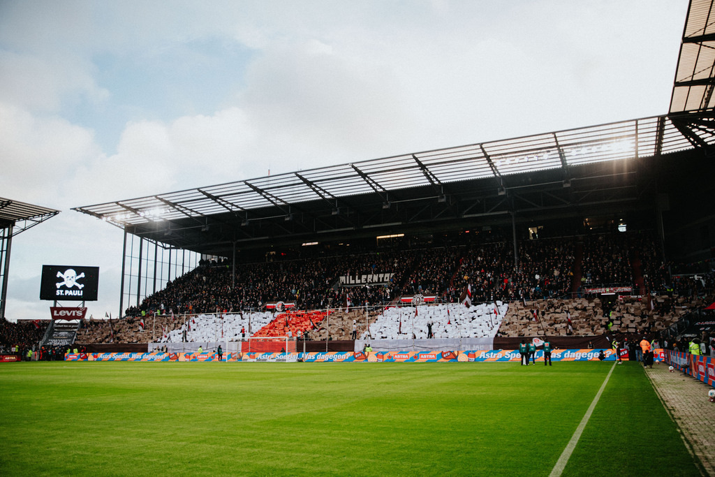 IMG_2646 | Der offizielle Shop für FC St. Pauli Fotos. Wähle aus Spielszenen & Fanmomenten dein FCSP Wunschformat. Wir liefern Millerntor-Atmosphäre.