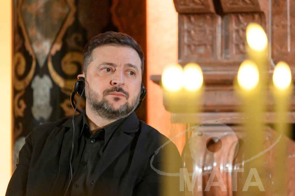 _DWA0704 | Politiker Wolodymyr Selenskyj, Präsident der Ukraine, in der Residenz vor der Verleihung des Ewald-von-Kleist-Preis. Der diesjährige Ewald-von-Kleist-Preis wird am Rande der Münchner Sicherheitskonferenz 2026 an das ukrainische Volk vergeben. München, 14.02.2026 Bayern Deutschland - Realisiert mit Pictrs.com
