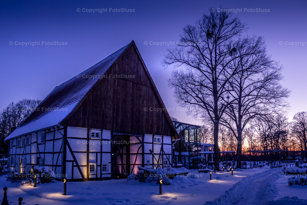 Das alte Fährhaus im Winter | Das alte Fährhaus am Hammer Kurpark unter einer schönen Schneedecke. Wir waren natürlich passend zur blauen Stunde mit der Kamera dort. - Realisiert mit Pictrs.com