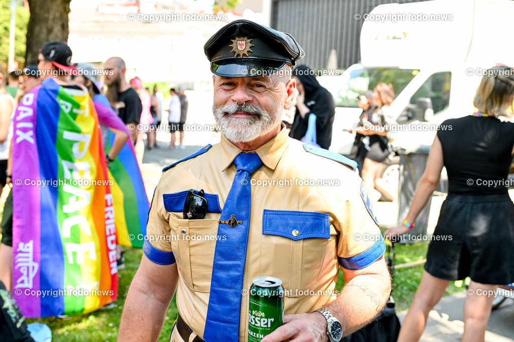 Linzpride 2024_ 06.07.2024-63 | 06.07.2024, Linz, AUT, Linzpride 2024, im Bild Teilnehmer an der Linz Pride 2024