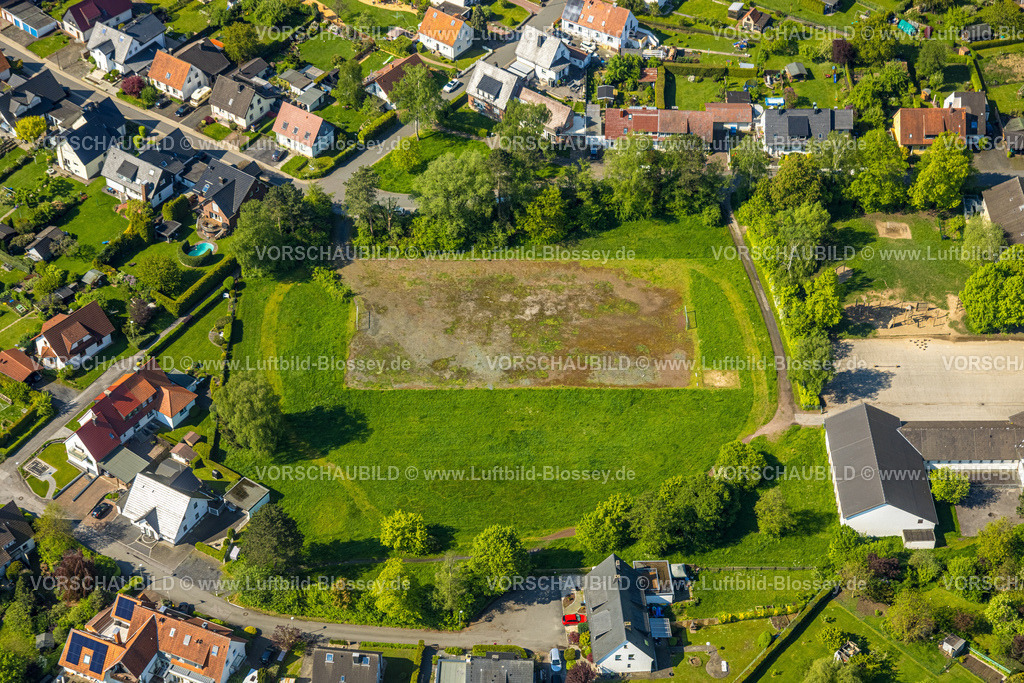 Arnsberg230500223 | Luftbild, Alter Sportplatz an der kath. Bekenntnisgrundschule St. Josef- Bergheim, Bergheim, Arnsberg, Sauerland, Nordrhein-Westfalen, Deutschland