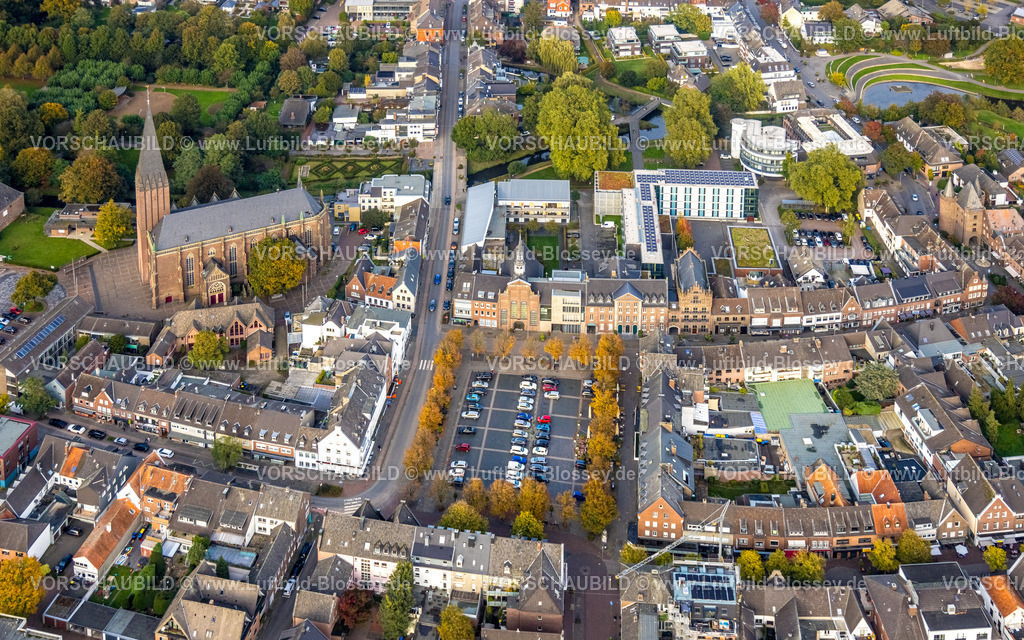 Goch241014508 | Luftbild, kath. Pfarrkirche St.-Maria-Magdalena am Stadtpark, Klosterplatz, Rathaus Goch und  Haus der Diakonie Goch, Wohnhäuser Innenstadt mit Marktplatz und Parkplatz, Goch, Niederrhein, Nordrhein-Westfalen, Deutschland