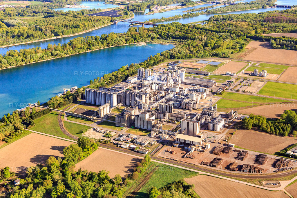 Vue aérienne: Usine chimique Roquette Frères au bord du lac de Beinheim à Beinheim dans le département Bas Rhin, France.Photo: IMG_099036.jpg prise le 23/04/2017 par Werner Riehm/FLY-FOTO.euRésolution de l'original: 5316 x 3544 pxRoquette: Turning Nature’s Potential into Life’s Essentials