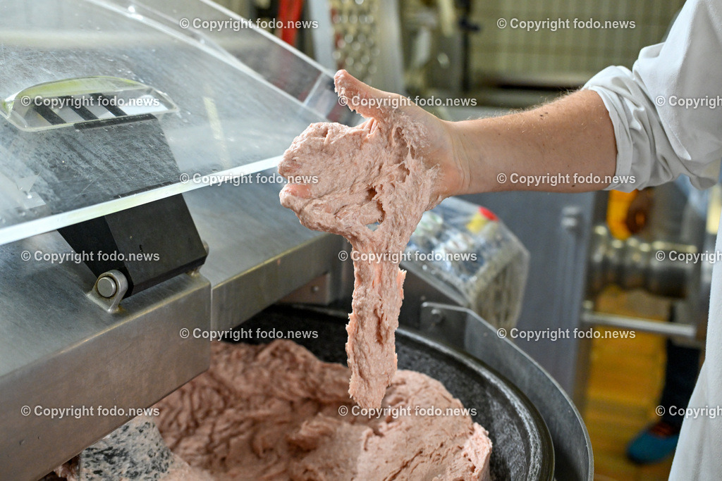 Fleischerei Fischelmaier_ Pabneukirchen_ 03.04.2024-10 | 03.04.2024, Pabneukirchen, AUT, Fleischerei Fischelmaier, im Bild Wurstproduktion, Wurstmaschine
