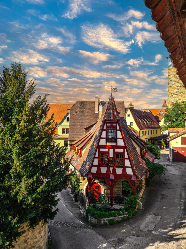 Gerlachschmiede 1 | Rothenburg ob der Tauber. Nur hier gibt es Exklusive und passend zur Jahreszeit Ihr Wandbild, T-Shirt, Tasse und alles was das Rothenburg Herz begehrt. - Realisiert mit Pictrs.com