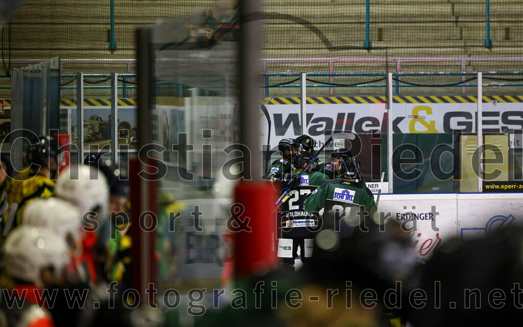 2022-12-16_020_TSV_Erding_gegen_EC_Pfaffenhofen | Erding, Deutschland, 16.12.2022:
Eishockey, Bayernliga 2022 / 2023, 21. Spieltag, TSV Erding gegen EC Pfaffenhofen, Endergebnis: 14:1

Mark Waldhausen (Erding Gladiators, #27), Rudolf Lorenz (Erding Gladiators, #91)

Foto: Christian Riedel / fotografie-riedel.net