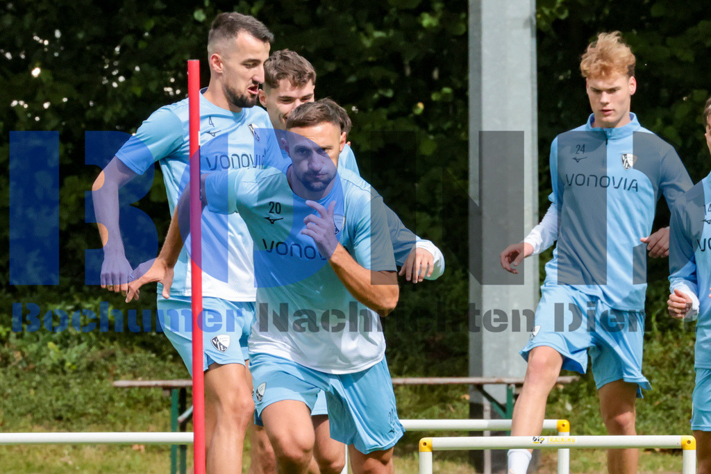 1. Fussball Bundesliga:  Trainingsauftakt VfL Bochum 1848 {date} -  | {headline}(Foto: Sebastian Sendlak / BOND)DFL regulations prohibit any use of photographs as image sequences and/or quasi-videos. - Realisiert mit Pictrs.com