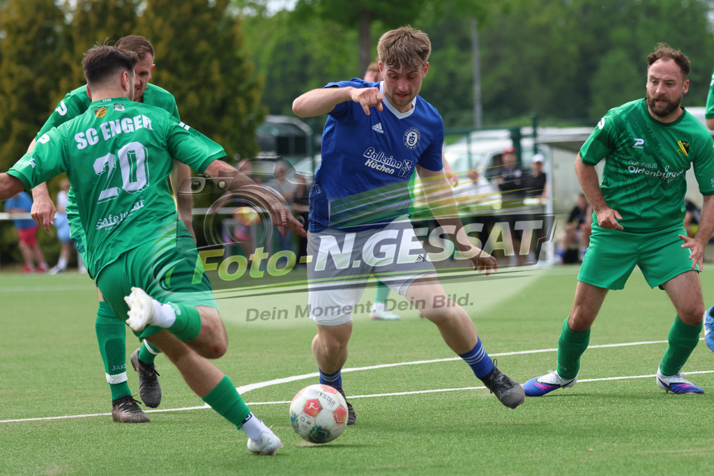 SC Enger - TuS Bruchmühlen | Auf dem Bild zu sehen: grün SC Enger v.l.: Robin Simsek, Waldemar Jure, Alexander Tiefenbach ; blau TuS Bruchmühlen: Deniz Ali ParlakSC Enger, TuS Bruchmühlen, Saison 25/26, Kreisliga A, Enger, Deutschland - Realisiert mit Pictrs.com