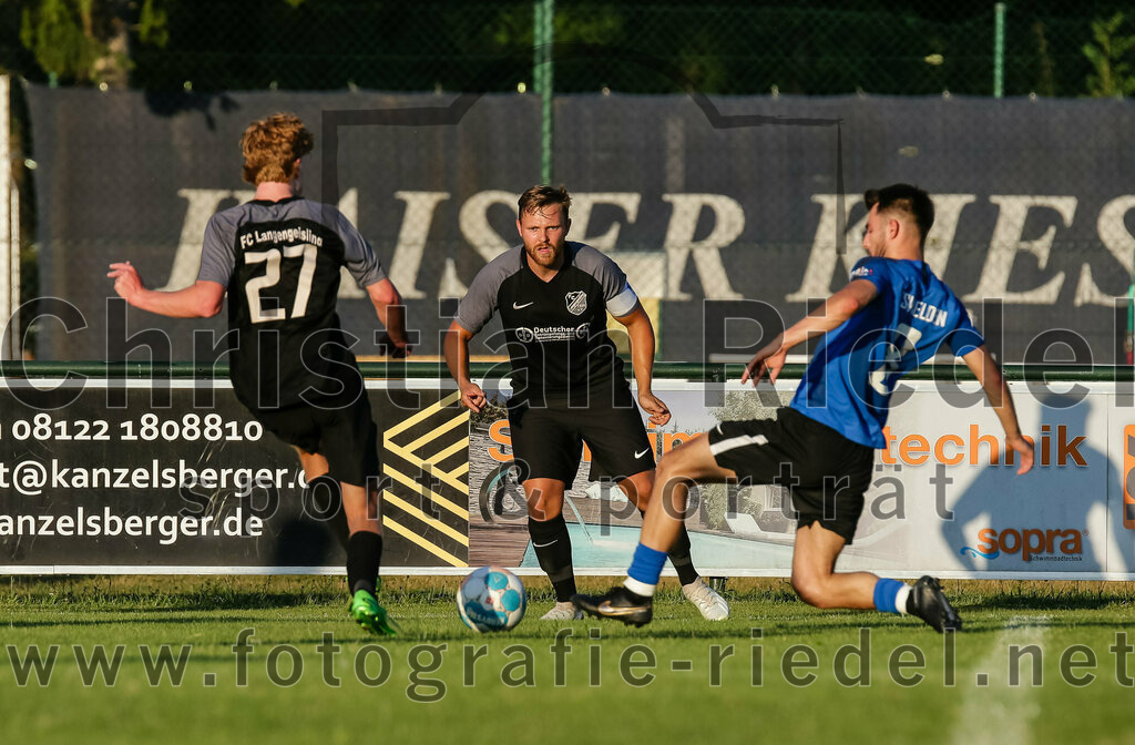 2023-07-14_091_FC_Langengeisling_gegen_FC_Velden-Eberspoint | Erding, Deutschland, 14.07.2023:
Fußball, Bezirksliga Oberbayern Ost 2023 / 2024, Testspiel, FC Langengeisling gegen FC Velden-Eberspoint, Endergebnis: 5:0

Hannes Dornauer (FC Langengeisling, #33), Denis Rexhepi (FC Velden-Eberspoint, #8)

Foto: Christian Riedel / fotografie-riedel.net
