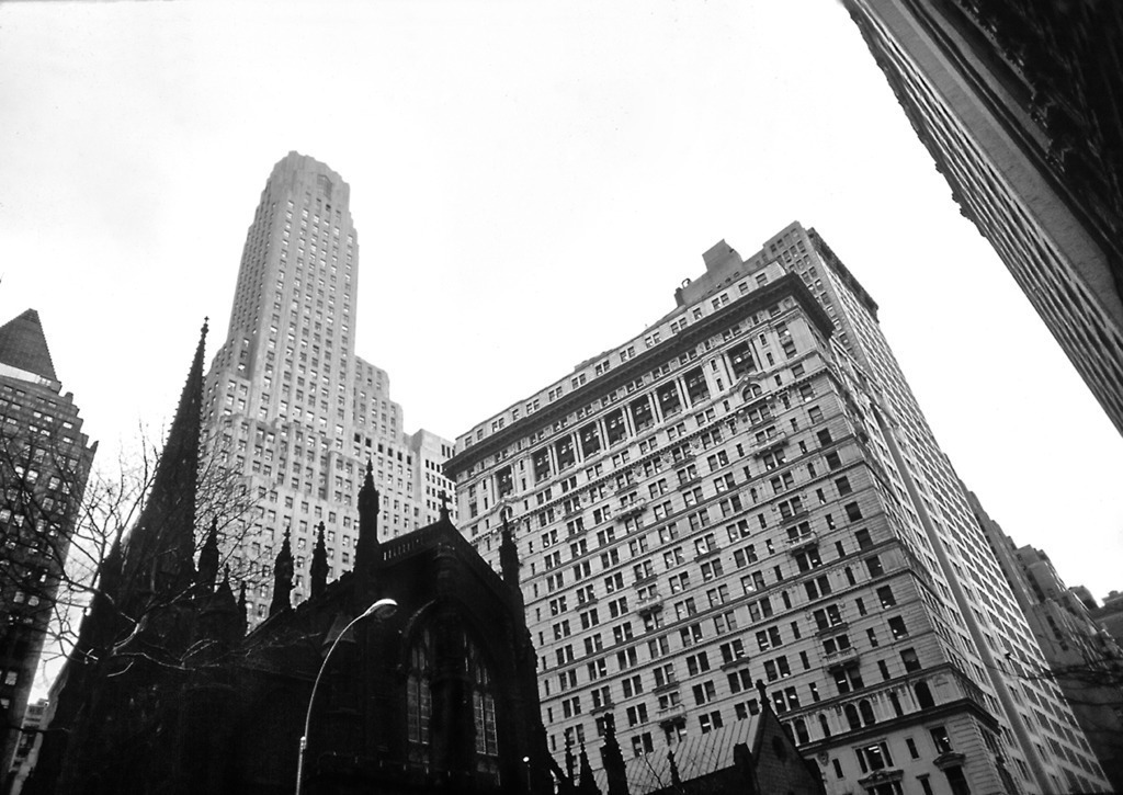USA_NYC_St.Patricks Kathedral_1980_9847_sw | Die "kleine" Kirche inmitten der Wolkenkratzer des Rockefeller Centers. Manhattan, NY. Schwarz-Weiss Fotografie 1980