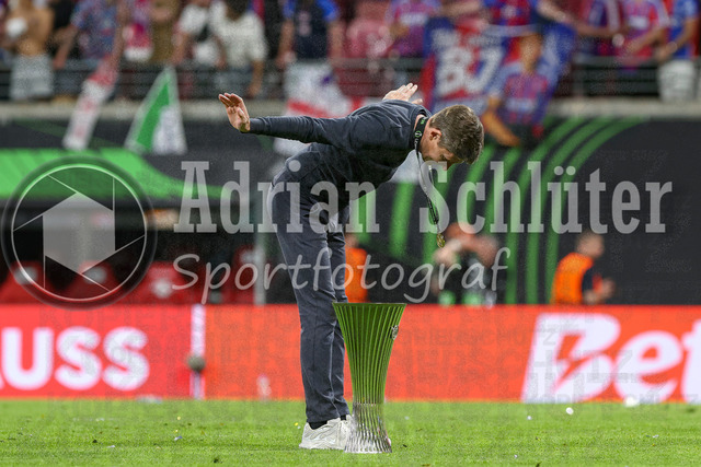 27.05.2026, EUR, Fussball, Herren, Conference League Finale, Saison 2025/2026, Crytsal Palace F.C. - Rayo Vallecano de Madrid | Oliver Glasner (Crystal Palace, Trainer) verbeugt sich vor den Fans