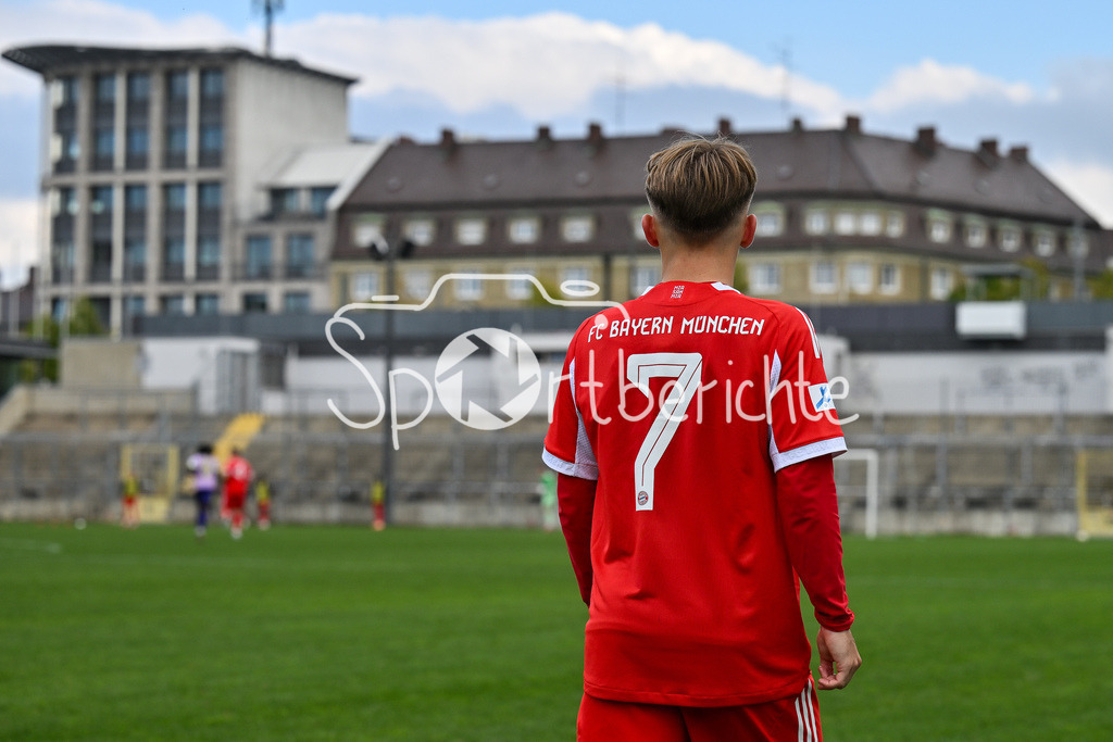 FC Bayern Amateure - FC Würzburger Kickers | im Bild Lennart KARL (FC Bayern München II #7) / Einzelfoto / Freisteller / Regionalliga Bayern: FC Bayern Amateure - FC Würzburger Kickers; Grünwalder Stadion am 27.09.2025