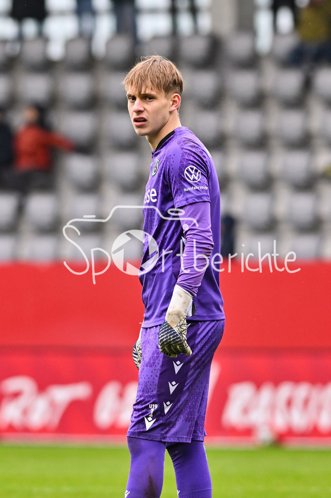 FC Bayern München - Hannover 96 | MUNICH, GERMANY - 15. FEBRUARY: im Bild Tom LANGE (Hannover 96 U19 1) / Einzelfoto / Freisteller während dem Spiel zwischen der U19 des FC Bayern München und der U19 von Hannover 96 am 2. Spieltag der Hauptrunde der U19-DFB-Nachwuchsliga am FC Bayern Campus