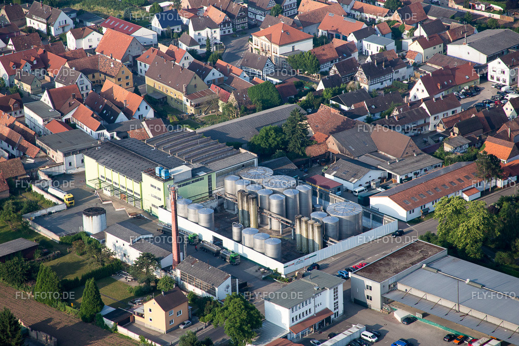 Gebäude und Produktionshallen | Luftbild: Gebäude und Produktionshallen im Ortsteil Niederlustadt in Lustadt im Bundesland Rheinland-Pfalz in Deutschland. Foto: IMG_080595.jpg vom 12.06.2015 durch Werner Riehm/FLY-FOTO.de - Realisiert mit Pictrs.com