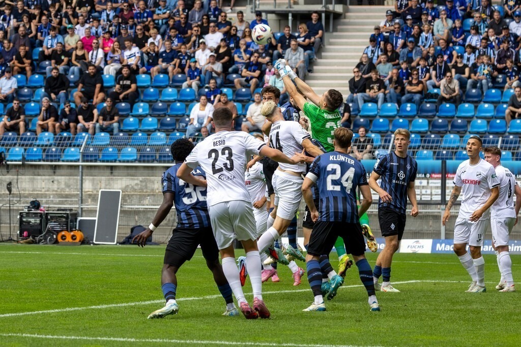Fußball 3. Liga, Saison 2025/26, 1. Spieltag: Waldhof Mannheim gegen SC Verl***Lucien Hawryluk (30, Mannheim) faustet den Ball aus der Gefahrenzone | Fußball 3. Liga, Saison 2025/26, 1. Spieltag: Waldhof Mannheim gegen SC Verl***Lucien Hawryluk (30, Mannheim) faustet den Ball aus der Gefahrenzone - Realisiert mit Pictrs.com