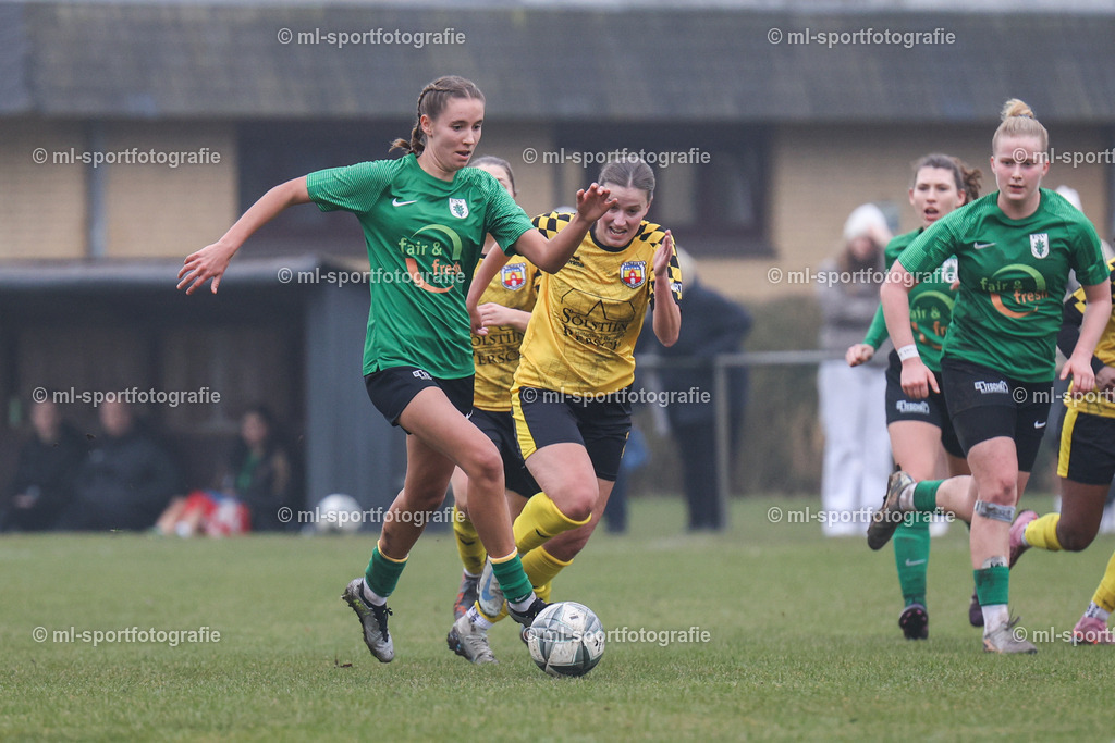 Fußball I Frauen I Saison 2025/2026 I Oberliga Schleswig-Holstein I 12. Spieltag I SV Frisia 03 Risum-Lindholm - Eichholzer SV | ml-sportfotografie - Realisiert mit Pictrs.com