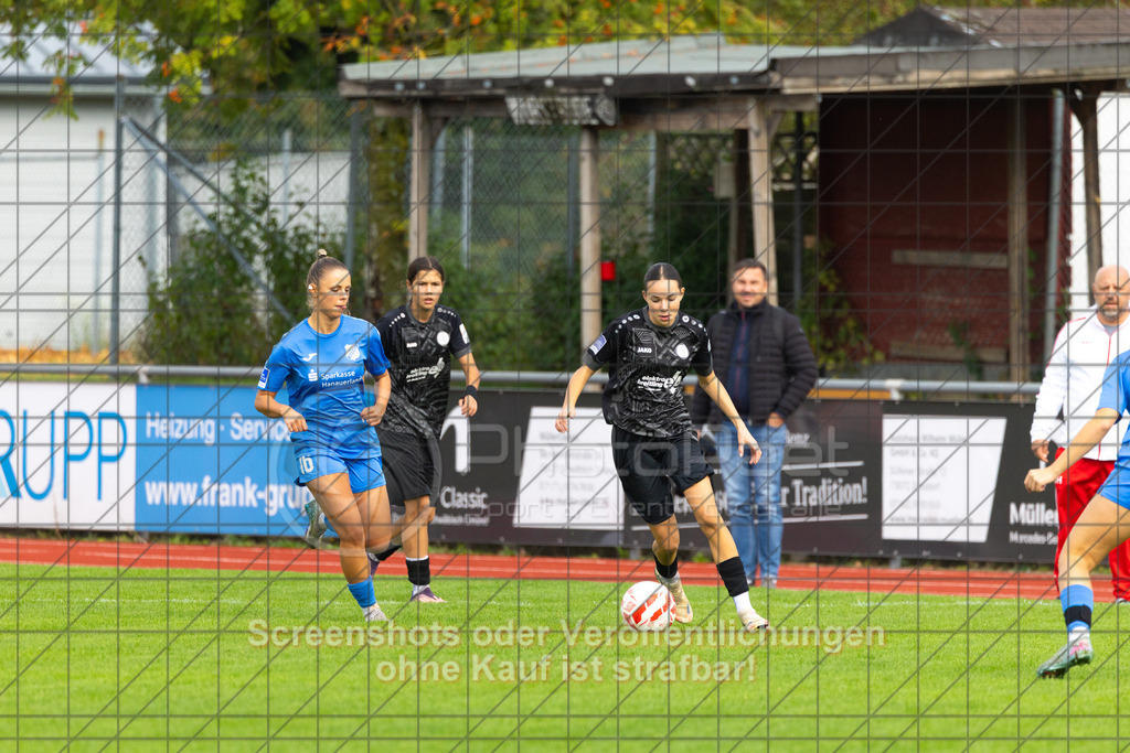 20261010_141020_0512_(c)_by_PhotoPeet | #,1.FC Donzdorf (schwarz) vs. SC Sand (blau), Fußball, EnBW-Oberliga B -Juniorinnen, 05. Spieltag, Saison 2026/2027, Rasenplatz Lautertal Stadion, Süßener Straße 16, 73072 Donzdorf, 10.10.2026 - 14:00 Uhr,Foto: PhotoPeet / Sport- &amp; Eventfotografie / Peter Harich