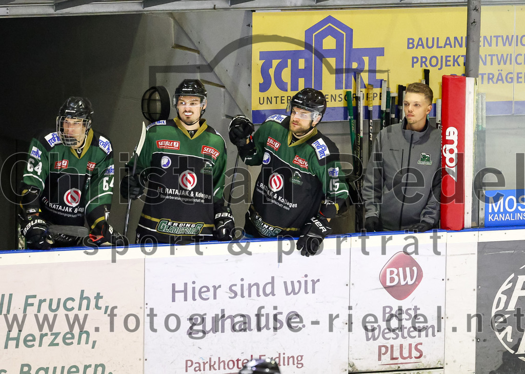 2022-09-30_005_TSV_Erding_gegen_EV_Dingolfing | Erding, Deutschland, 30.09.2022:
Eishockey, Bayernliga 2022 / 2023, Testspiel, TSV Erding gegen EV Dingolfing, Endergebnis: 3:4

Ryan Finn Henke (Erding Gladiators, #64), Elias Maier (Erding Gladiators, #15)

Foto: Christian Riedel / fotografie-riedel.net