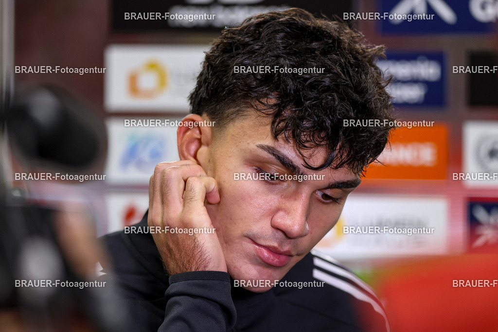 Bayer 04 Leverkusen vs Eintracht Frankfurt - Bundesliga  | Leverkusen, Deutschland, 12.09.25:   Can Yilmaz Uzun (Eintracht Frankfurt) schaut waehrend des Spiels der Bundesliga zwischen  Bayer 04 Leverkusen vs Eintracht Frankfurt in der BayArena(Foto von Brauer-Fotoagentur / Adrian Schlueter)