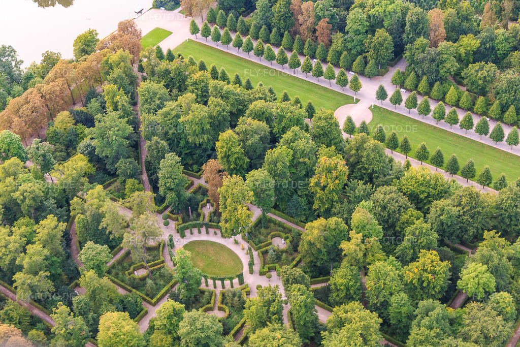 Luftbild: Schwetzinger Schlossgarten in Schwetzingen im Bundesland Baden-Württemberg in Deutschland. Foto: IMG_102608.jpg vom 24.08.2017 durch Werner Riehm/FLY-FOTO.deGartenmoschee