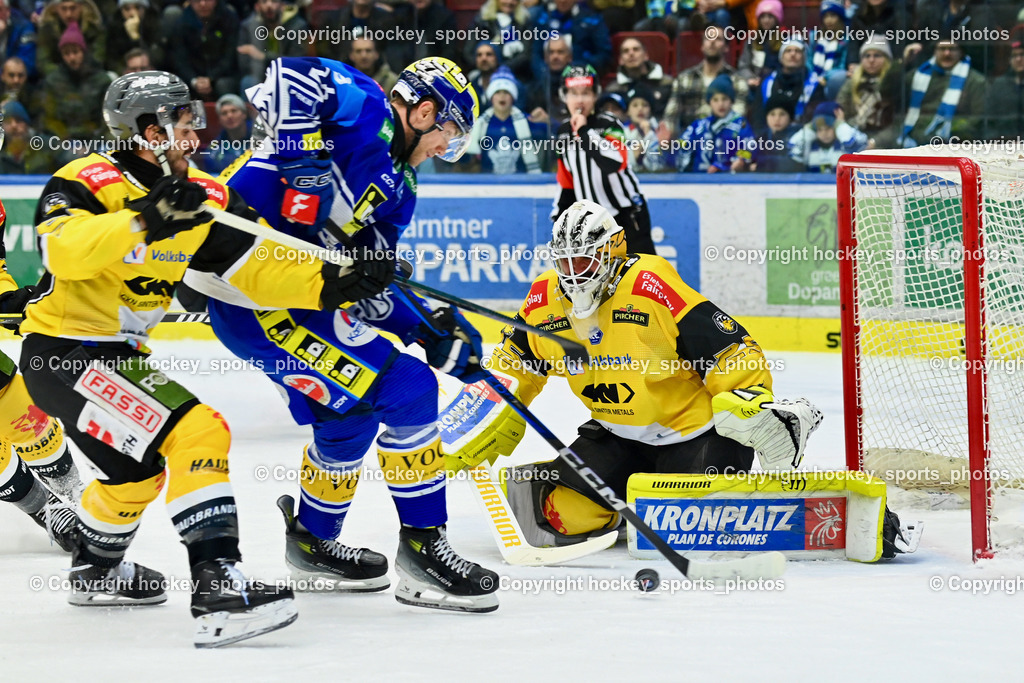 EC IDM Wärmepumpen VSV vs. HC Pustertal | #26 VAN NES Guus EC VSV, #25 Bernard Andreas HC PUSTERTAL, #90 Traversa Tommaso HC PUSTERTAL, EC IDM Wärmepumpen VSV vs. HC Pustertal, EC IDM Wärmepumpen VSV vs. HC Pustertal am 15.11.2024 in Villach (Stadthalle Villach), Austria, (Photo by Bernd Stefan)