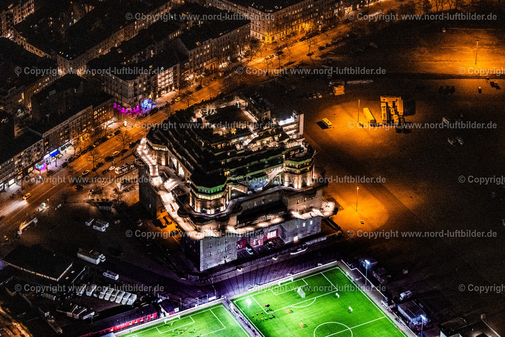 Hamburg_Heiligengestfeld_Bunker_Nachtaufnahme_ELS_6339060325 | HAMBURG 06.03.2025 Nacht- Lichter und Beleuchtung Bunker- Gebäudekomplex " Medienbunker " an der Feldstraße im Ortsteil Sankt Pauli in Hamburg, Deutschland. Weiterführende Informationen bei: EHP Erste Hanseatische Projektmanagement GmbH,  Hilldegarden e.V.,  Holsteiner Kabel- und Leitungsbau Willi Pohl GmbH & Co. KG,  Ingenieurbau George Bähr GmbH,  PERI GmbH,  RIMC Bunker Hamburg Hotelbetriebsgesellschaft mbH & Co.,  Veranstaltungs GbR Wolters/Jähnichen. // Night lighting bunker building complex "Medienbunker" on Feldstrasse in the Sankt Pauli district of Hamburg, Germany. Further information at: EHP Erste Hanseatische Projektmanagement GmbH,  Hilldegarden e.V.,  Holsteiner Kabel- und Leitungsbau Willi Pohl GmbH & Co. KG,  Ingenieurbau George Baehr GmbH,  PERI GmbH,  RIMC Bunker Hamburg Hotelbetriebsgesellschaft mbH & Co.,  Veranstaltungs GbR Wolters/Jaehnichen. Foto: Martin Elsen