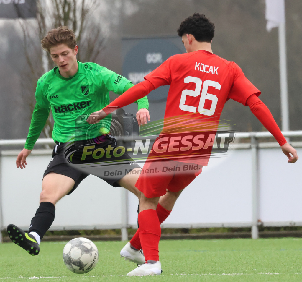 SV Rödinghausen - FC Iserlohn | Auf dem Bild zu sehen: grün SV Rödinghausen: Lennon Hokamp ; rot FC Iserlohn: Orhan KocakSV Rödinghausen, FC Iserlohn, Saison 25/26, B-Jugend Westfalenliga, Deutschland - Realisiert mit Pictrs.com